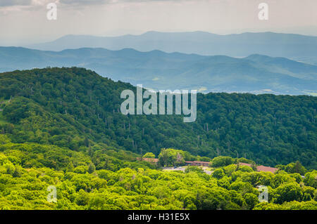 Avis de Skyland Resort et couches de la Blue Ridge Mountains de Skyline Drive, dans le Parc National Shenandoah, en Virginie. Banque D'Images