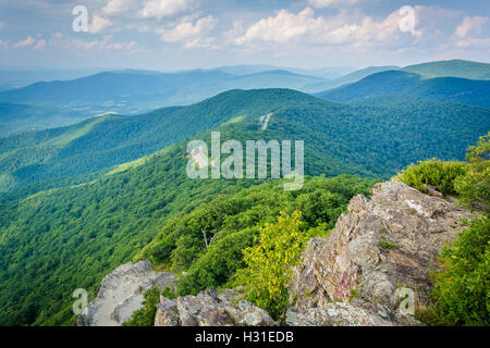 Vue sur les montagnes Blue Ridge de Little Stony Man falaises, dans le Parc National Shenandoah, en Virginie. Banque D'Images