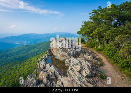 Flaque d'eau sur les falaises de l'homme Little Stony et vue sur les montagnes Blue Ridge, dans le Parc National Shenandoah, en Virginie. Banque D'Images