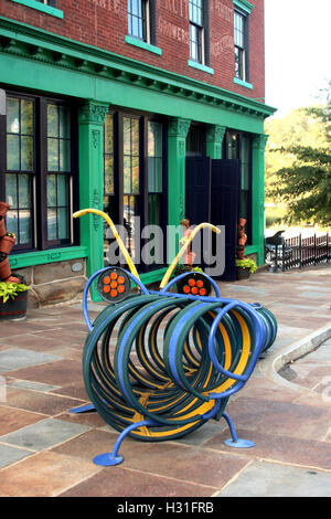 Le porte-vélos caterpillar appelé « spirales » devant le musée Amazement Square Children Museum de Lynchburg, Virginie, États-Unis Banque D'Images