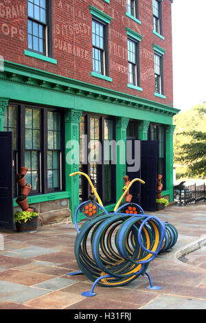 Le porte-vélos caterpillar appelé « spirales » devant le musée Amazement Square Children Museum de Lynchburg, Virginie, États-Unis Banque D'Images