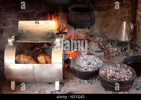 Dans la cuisine de style ancien cheminée Banque D'Images