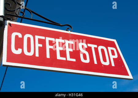 Panneau d'arrêt café peint lettrage blanc sur fond rouge avec toile de ciel bleu , Australie Banque D'Images