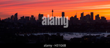 Silhouette de Sydney CBD Central Business District skyline at sunset Sydney NSW Australie Banque D'Images