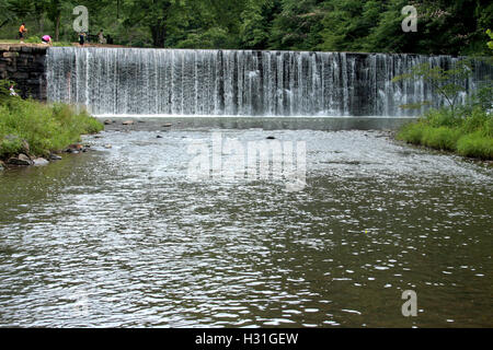 Vue sur le barrage et la chute d'eau de Blackwater Creek et Hollins Mill à Lynchburg, Virginie, États-Unis Banque D'Images