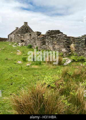 Rangée de maisons en ruine abandonnée en règlement de Riasg Buidhe, à l'île de Colonsay, Ecosse, Royaume-Uni. Banque D'Images