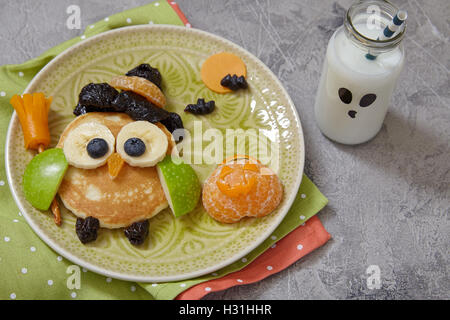 Owl pancake pour les enfants petit déjeuner sur l'Halloween Banque D'Images