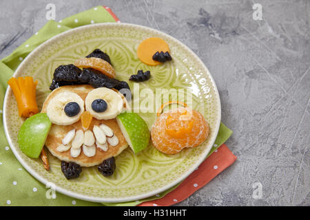 Owl pancake pour les enfants petit déjeuner sur l'Halloween Banque D'Images