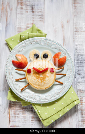 Drôle de petit déjeuner pour enfant. Crabe crêpes avec Apple. Banque D'Images
