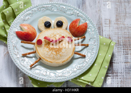 Drôle de petit déjeuner pour enfant. Crabe crêpes avec Apple. Banque D'Images