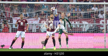 Turin, Italie. 09Th Oct, 2016. Nikola Kalinic d'ACF Fiorentina en action au cours de la série d'un match de football entre Torino FC et la Fiorentina. Torino FC gagne 2-1 sur la Fiorentina. Credit : Nicolo Campo/Pacific Press/Alamy Live News Banque D'Images