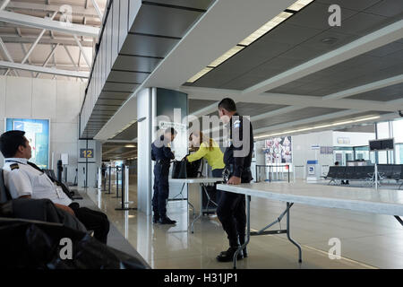 Un passager est vérifiée jusqu'à contrôle de sécurité avant d'entrer dans la porte de départ du vol à l'aéroport international La Aurora à Guatemala City au Guatemala Amérique Centrale Banque D'Images