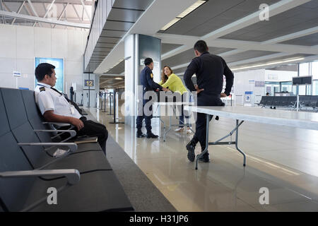 Un passager est vérifiée jusqu'à contrôle de sécurité avant d'entrer dans la porte de départ du vol à l'aéroport international La Aurora à Guatemala City au Guatemala Amérique Centrale Banque D'Images