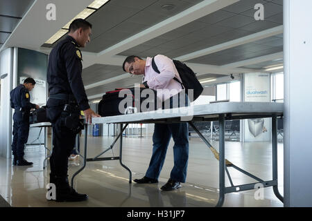 Un passager est vérifiée jusqu'à contrôle de sécurité avant d'entrer dans la porte de départ du vol à l'aéroport international La Aurora à Guatemala City au Guatemala Amérique Centrale Banque D'Images