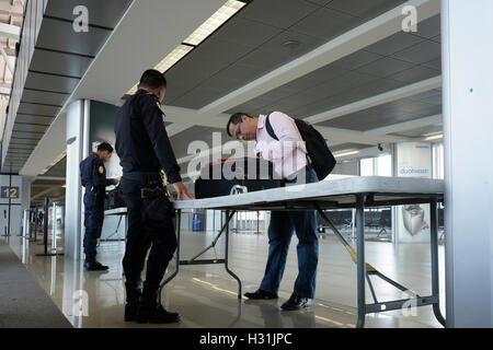 Un passager est vérifiée jusqu'à contrôle de sécurité avant d'entrer dans la porte de départ du vol à l'aéroport international La Aurora à Guatemala City au Guatemala Amérique Centrale Banque D'Images