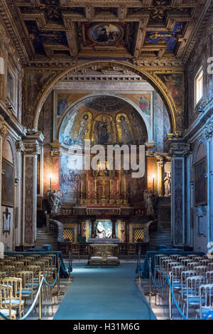 Rome. L'Italie. Intérieur de la Basilique de Santa Francesca Romana. Banque D'Images