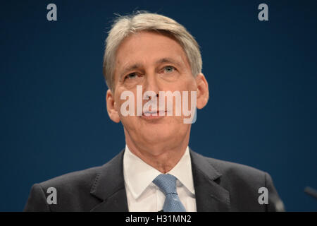 Chancelier de l'Échiquier Philip Hammond parle le deuxième jour du congrès du parti conservateur à la CPI à Birmingham. Banque D'Images