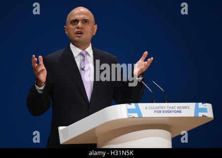 Secrétaire d'État aux affaires, l'innovation et les compétences Sajid Javid parle le deuxième jour du congrès du parti conservateur à la CPI à Birmingham. Banque D'Images