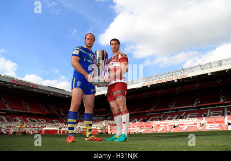 Warrington Wolves' Chris Hill (gauche) et Wigan Warriors' Matty Smith lors d'un photocall à Old Trafford, Manchester. Banque D'Images