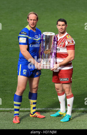 Warrington Wolves' Chris Hill (gauche) et Wigan Warriors' Matty Smith lors d'un photocall à Old Trafford, Manchester. Banque D'Images