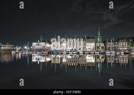 Honfleur nuit, célèbre port du village et de l'eau horizon de réflexion. Normandie, France, Europe. Longue exposition. Banque D'Images