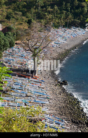 L'INDONÉSIE, Bali, Lombok, bateaux de pêche de la plage de la côte est Banque D'Images