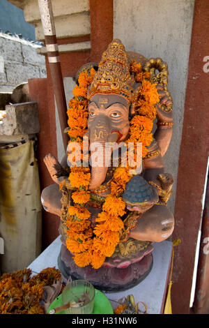 L'INDONÉSIE, Bali, Lovina, éléphant hindou Ganesh, dieu à petit sanctuaire personnel Banque D'Images