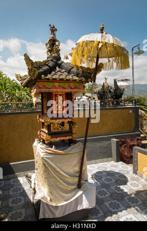 L'INDONÉSIE, Bali, Lovina, Village Anturan, hindou de culte dans jardin Banque D'Images