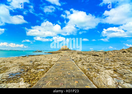 Saint Malo, petit être fort et voie de pierre durant la marée basse. Bretagne, France, Europe. Banque D'Images