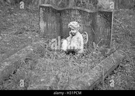 Petit Ange bébé enfant ad statue tombe du Cimetière de Highgate est à Londres, en Angleterre. Banque D'Images