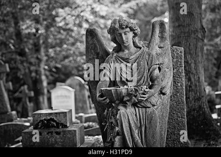 Ange avec Pierre eau calice tombe à tombstone est le Cimetière de Highgate à Londres, en Angleterre. Banque D'Images