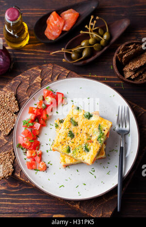 Omelette au saumon fumé et brocoli Banque D'Images
