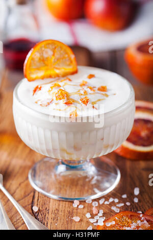 Bloody oranges dessert, de la crème glacée dans un bol en verre Banque D'Images