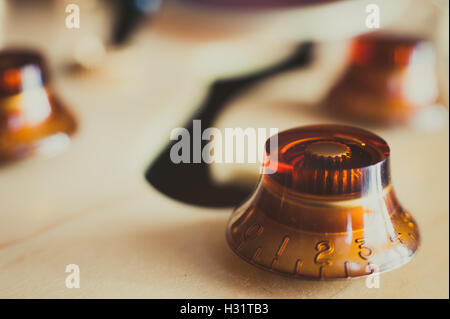 Guitare électrique bouton de volume détail vintage effet de lumière et selective focus, vue d'en haut Banque D'Images