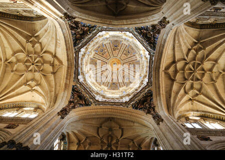 Passage à niveau, la sortie des quatre branches de l'(cruciforme) en forme de croix dans la nouvelle cathédrale de Salamanque, Espagne. Banque D'Images