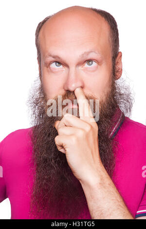 Portrait d'un jeune homme barbu blad avec son doigt dans son nez, isolé sur fond blanc. Banque D'Images