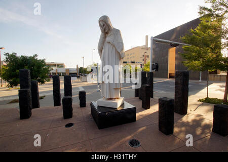 "Jésus pleura" statue au Mémorial de la bombe d'Oklahoma City Banque D'Images