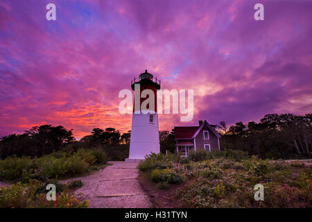 Nauset Lighthouse Cape Cod-Massachusetts pourpre dans le coucher du soleil Banque D'Images