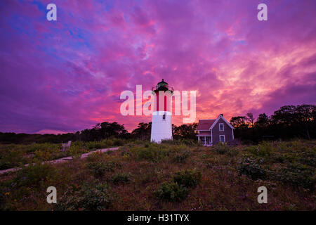 Nauset Lighthouse Cape Cod-Massachusetts pourpre dans le coucher du soleil Banque D'Images