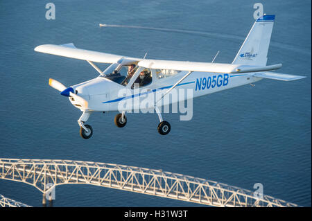 Chesapeake Sport pilot aircraft, l'Eaglet Technam, RV-12 survolant le pont de la baie de Chesapeake dans le Maryland. Banque D'Images