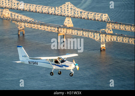 Chesapeake Sport pilot aircraft, l'Eaglet Technam, RV-12 survolant le pont de la baie de Chesapeake dans le Maryland. Banque D'Images