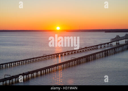 Coucher du soleil derrière le pont de la baie de Chesapeake dans le Maryland Banque D'Images