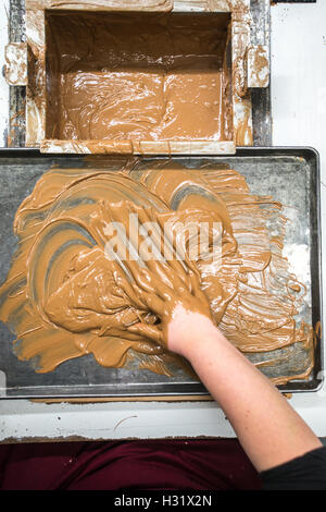 Main couverte de chocolat fondu Banque D'Images