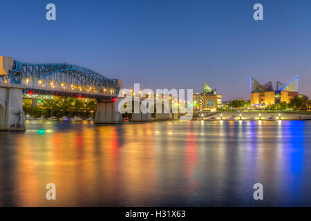 Le chef John Ross (Market Street) bridge et le Tennessee Aquarium sur la rivière Tennessee au crépuscule à Chattanooga, Tennessee. Banque D'Images