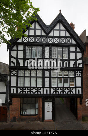 Trois étages élégant édifice médiéval / maison avec ornements & traditionnelle façade noir et blanc en anglais historique ville de Chester Banque D'Images