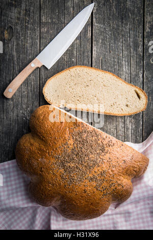 Tranches de miche de pain sur la vieille table en bois. Vue d'en haut. Banque D'Images