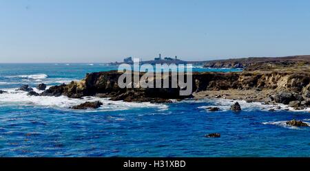 Phare de Piedras Blancas dans l'arrière-plan avec les éléphants de mer dans l'avant-plan Banque D'Images