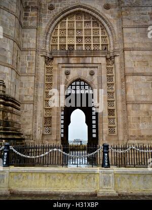 Regardant à travers le côté de la porte de l'Inde à Mumbai Banque D'Images