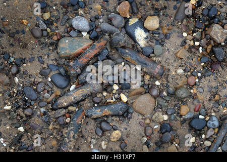 Passé la seconde guerre mondiale, deux obus de 20 millimètres dans le sable humide sur une plage. Banque D'Images