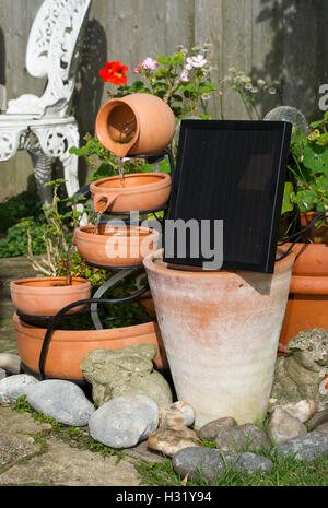 Une caractéristique de l'eau en terre cuite à l'aide d'énergie solaire au jardin UK Banque D'Images